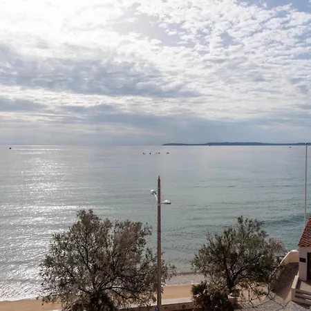 Апартаменты Beau T2 Au Lavandou, Vue Mer, Capacite 4, Parking Prive - Fr-1-803-38 Ле-Лаванду
