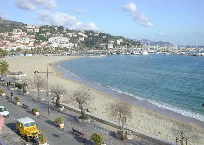 T2 Au Lavandou: 4 Pers, Face Mer, Terrasse, à 1 Min, Parking Privé - Fr-1-803-38